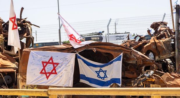 Ausgebrannte Fahrzeuge nach dem Angriff der Hamas am 7. Oktober dienen nun als Mahnmal und Erinnerung an den Angriff.