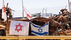 Ausgebrannte Fahrzeuge nach dem Angriff der Hamas am 7. Oktober dienen nun als Mahnmal und Erinnerung an den Angriff.