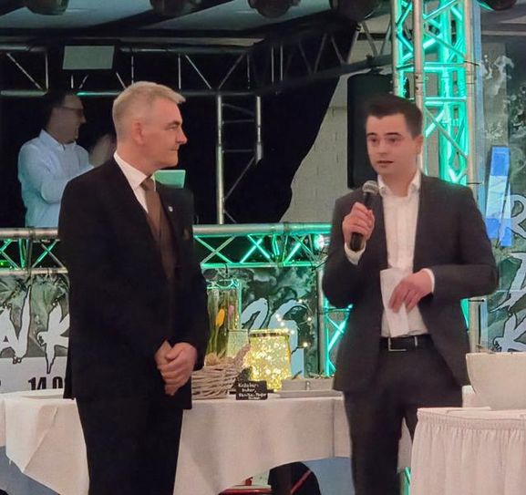 Der 1. Vorsitzden des DEHOGA Kreisverbandes Bremervörde, Jan Opitz (rechts) und der 1. Vorsitzende des DEHOGA Bezirksverbandes, Olaf Wurm.