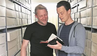 Helfen beim Entziffern alter Dokumente: Dr. Henning Müller (links) und Kreisarchivar Sönke Kosicki