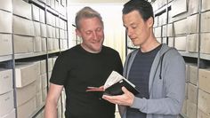 Helfen beim Entziffern alter Dokumente: Dr. Henning Müller (links) und Kreisarchivar Sönke Kosicki