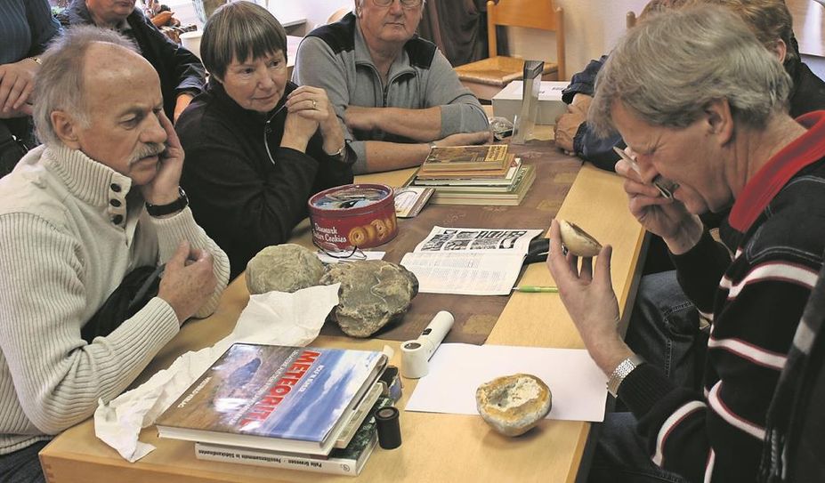 Ulrich Schliemann (rechts) ist behilflich, wenn Besucher:innen Fragen zu ihren Fundstücken haben.