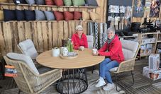 Die Mitarbeiterinnen von Horstschäfer bieten den Kunden bei Bedarf eine umfassende Beratung an.