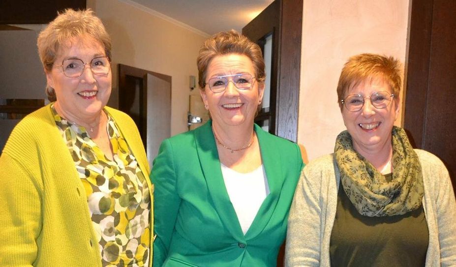 Die stellvertretende Landfrauenvorsitzende Saakje van der Kooi (v. re.) freut sich mit Monika Hinrichs über die Verwandlung von Landfrau Annegret Ropers.