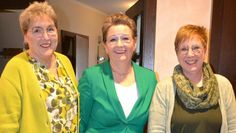 Die stellvertretende Landfrauenvorsitzende Saakje van der Kooi (v. re.) freut sich mit Monika Hinrichs über die Verwandlung von Landfrau Annegret Ropers.