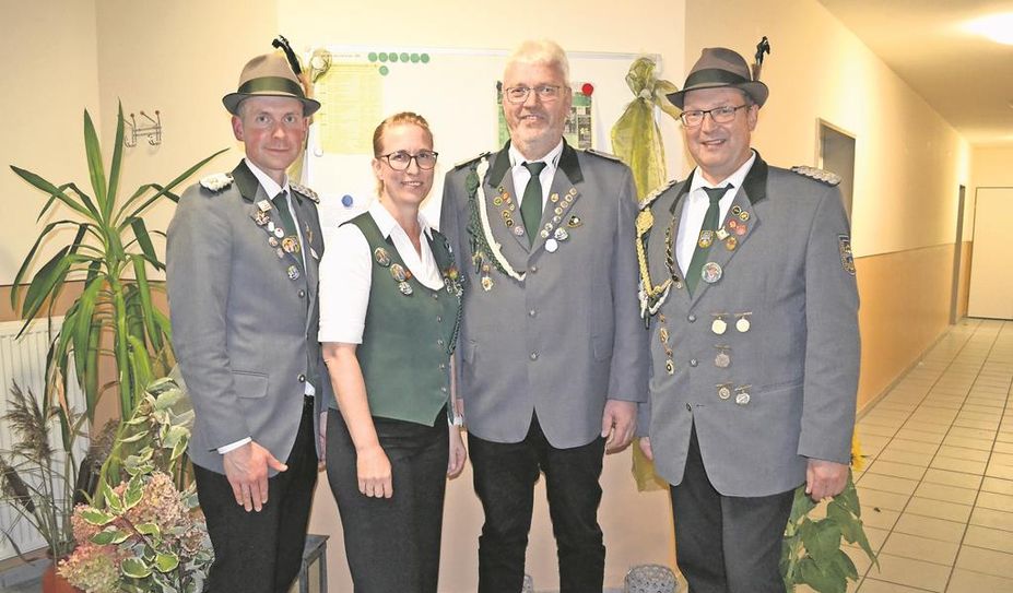 Das etwas andere Herbstschützenfest präsentiert sein Vizekaiserpaar: (vl) 2. Vorsitzender Tobias Wehber, Könige der Vizekönige Kristin Staffeldt und Uwe Müller mit dem Vorsitzenden Ralf von Kamp.