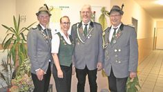 Das etwas andere Herbstschützenfest präsentiert sein Vizekaiserpaar: (vl) 2. Vorsitzender Tobias Wehber, Könige der Vizekönige Kristin Staffeldt und Uwe Müller mit dem Vorsitzenden Ralf von Kamp.