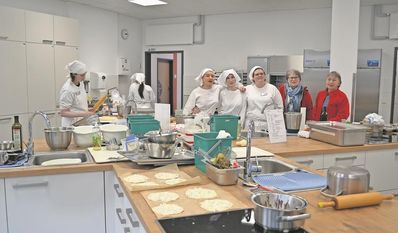 Die Landfrauen unterstützten den Tag der offenen Tür mit Pizza und Schmandtalern.