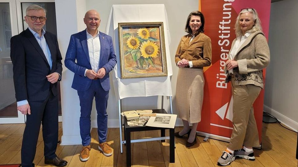 Wilfried Riggers vom Bremervörder Kultur- und Heimatkreis (v. li.) und Bürgermeister Michael Hannebacher nahmen das Gemälde von der Stiftungsvorsitzenden Dr. Dagmar Entholt-Laudien und Catrin Kirchner entgegen.