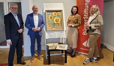 Wilfried Riggers vom Bremervörder Kultur- und Heimatkreis (v. li.) und Bürgermeister Michael Hannebacher nahmen das Gemälde von der Stiftungsvorsitzenden Dr. Dagmar Entholt-Laudien und Catrin Kirchner entgegen.