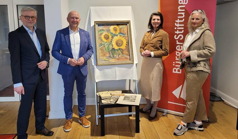 Wilfried Riggers vom Bremervörder Kultur- und Heimatkreis (v. li.) und Bürgermeister Michael Hannebacher nahmen das Gemälde von der Stiftungsvorsitzenden Dr. Dagmar Entholt-Laudien und Catrin Kirchner entgegen.