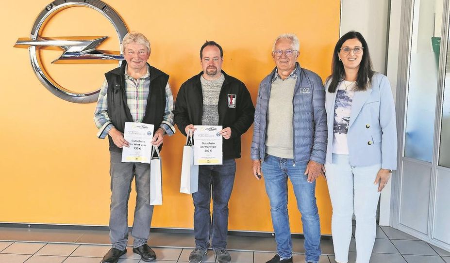 Die Gewinner freuen sich über die Gutscheine.