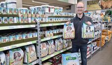 Simon Potschka präsentiert das Hundefutter der Raiffeisen-Marke Tierliebe.