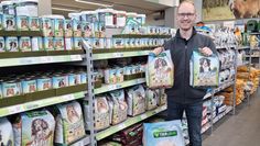 Simon Potschka präsentiert das Hundefutter der Raiffeisen-Marke Tierliebe.