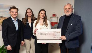 (v. l.) Die jungen Bankkaufleute Maarten Schumacher, Saskia Ritter und Lena Feindt sowie Hans Wilhelm Fricke, geschäftsführender Vorstand der Krebsfürsorge Bremervörde-Zeven e. V.