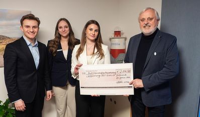 (v. l.) Die jungen Bankkaufleute Maarten Schumacher, Saskia Ritter und Lena Feindt sowie Hans Wilhelm Fricke, geschäftsführender Vorstand der Krebsfürsorge Bremervörde-Zeven e. V.