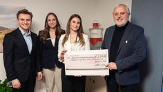 (v. l.) Die jungen Bankkaufleute Maarten Schumacher, Saskia Ritter und Lena Feindt sowie Hans Wilhelm Fricke, geschäftsführender Vorstand der Krebsfürsorge Bremervörde-Zeven e. V.