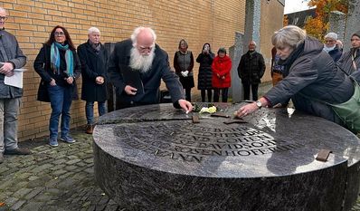 Es ist jüdischer Brauch, Steine auf ein Grab zu legen.