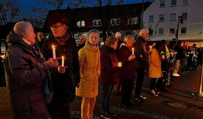 Zur Lichterkette versammelte sich Jung und Alt.