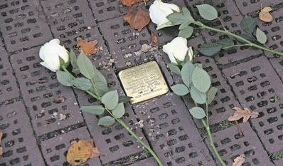 Die Patenschaften für die neuen Stolpersteine wurden von der Polizeiinspektion Verden/Osterholz, der Courage-AG des Ritterhuder Gymnasiums und der Gemeinde übernommen.