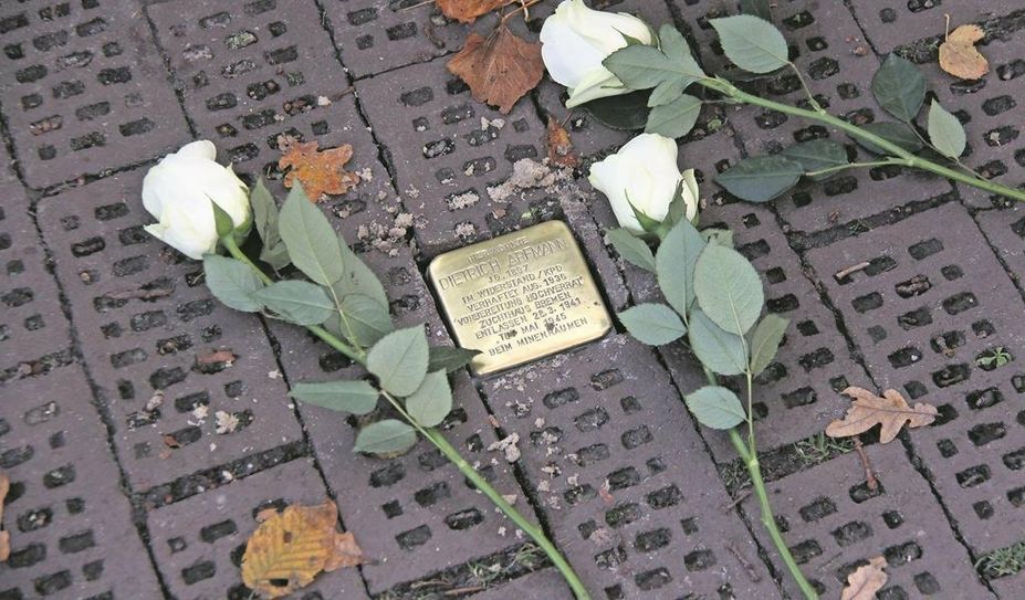 Die Patenschaften für die neuen Stolpersteine wurden von der Polizeiinspektion Verden/Osterholz, der Courage-AG des Ritterhuder Gymnasiums und der Gemeinde übernommen.