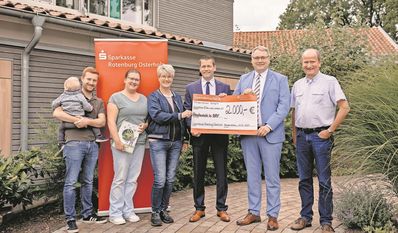 Strahlende Gesichter bei der symbolischen Scheckübergabe.