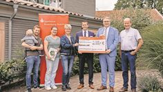 Strahlende Gesichter bei der symbolischen Scheckübergabe.
