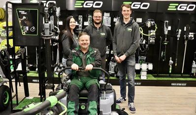 Venja Böhling, Mario Dippmar, Jona Beckmann und Marktleiter Siemen Hartig. Es fehlen Carsten Lühr, Martina Zurek und Lilli Wollesen.