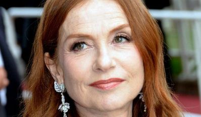 Isabelle Huppert spielt eine Frau, die äußerlich verpanzert wirkt, aber hinter diesem Schutz klar auf Beziehungsverhältnisse blickt.