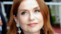Isabelle Huppert spielt eine Frau, die äußerlich verpanzert wirkt, aber hinter diesem Schutz klar auf Beziehungsverhältnisse blickt.