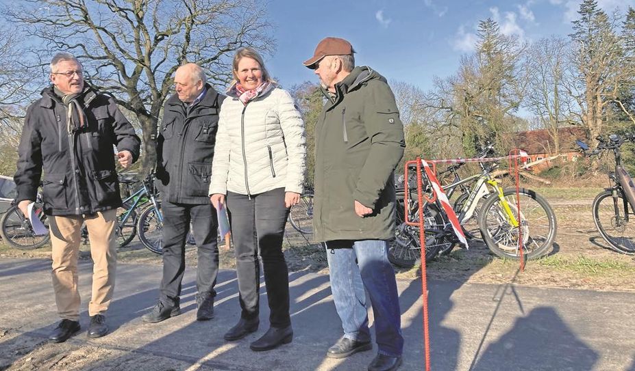 Bereit zur Eröffnung: (v. l.) Landrat Bernd Lütjen, Bürgermeisterin Christina Jantz-Herrmann und Ortsvorsteher Johann Ficken.