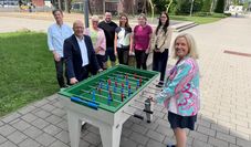 Die Schulleitungen beider Schulen sowie Vertreter:innen des Fördervereins und der Sponsoren probierten den Kicker direkt einmal selbst aus.