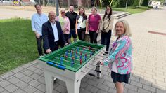 Die Schulleitungen beider Schulen sowie Vertreter:innen des Fördervereins und der Sponsoren probierten den Kicker direkt einmal selbst aus.