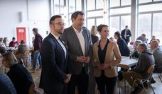 Die beiden Co-Vorsitzenden Sebastian Brandt und Ina Helwig mit Vizekanzler Lars Klingbeil (Mitte).