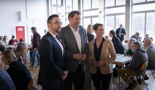 Die beiden Co-Vorsitzenden Sebastian Brandt und Ina Helwig mit Vizekanzler Lars Klingbeil (Mitte).