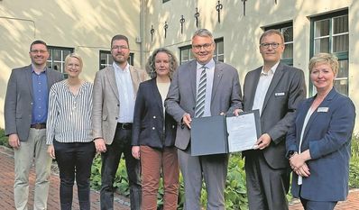 Sind gespannt auf die kommenden Sanierungsjahre (v. li.): Eike Burfeind (Projektmanager), Dr. Silke Fricke (Dezernentin), Dr. Stefan Hesse und Ellen Horstrup (Stiftung Bachmann Museum), Landrat Marco Prietz, Niels Juister (Baudenkmalpflege) und Christina Schultz (Gebäudemanagement).