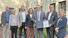 Sind gespannt auf die kommenden Sanierungsjahre (v. li.): Eike Burfeind (Projektmanager), Dr. Silke Fricke (Dezernentin), Dr. Stefan Hesse und Ellen Horstrup (Stiftung Bachmann Museum), Landrat Marco Prietz, Niels Juister (Baudenkmalpflege) und Christina Schultz (Gebäudemanagement).
