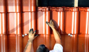 Sie arbeiten ganz oben – dafür bekommen Dachdecker jetzt mehr Geld.