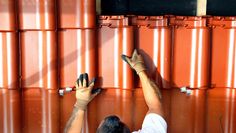 Sie arbeiten ganz oben – dafür bekommen Dachdecker jetzt mehr Geld.