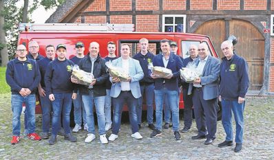 Breddorf (eb). Die freiwillige Feuerwehr Breddorf hat keine Nachwuchssorgen, das Feuerwehrhaus wurde kürzlich erweitert und komplett renoviert und schon im nächsten Jahr soll ein Feuerwehrfahrzeug neuester Bauart im Gerätehaus stehen. Die Wettkampfgruppen der Wehr nehmen regelmäßig an zahlreichen Wettkämpfen in der Region teil. 
Nur das Erscheinungsbild der aktiven Feuerwehrleute war nicht mehr zeitgemäß. Auch hatten viele junge Kameraden bisher noch gar kein Feuerwehr-Polo-Shirt. Um dies zu ändern, taten sich die Volksbank Elbe-Weser-Dreieck, die Sparkasse Rotenburg Osterholz, die Firma Aakamp und das Bauunternehmen Lutz Heinrich Bau zusammen und bezuschussten die Anschaffung von neuen Polo-Shirts, Sweat-Shirts, Jacken und Caps. Rechtzeitig zur neuen Wettkampfsaison wurde die Kleidung geliefert und die Feuerwehr bedankte sich bei den Spendern.