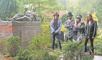 Die US-amerikanische Band The Infamous Her am Grab von Paula Modersohn-Becker in Worpswede.