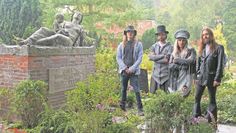 Die US-amerikanische Band The Infamous Her am Grab von Paula Modersohn-Becker in Worpswede.