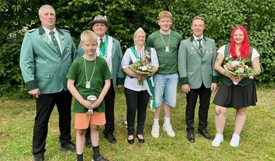 Das amtierende Königshaus (von links): Hauptmann Henning Otten, Kinderkönig Jonathan Müller, König Kai Schumacher, Königin Melissa von Oesen, Jugendkönig Matti von Oesen, Rainer Freye, Selina Lange.