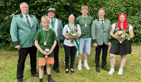 Das amtierende Königshaus (von links): Hauptmann Henning Otten, Kinderkönig Jonathan Müller, König Kai Schumacher, Königin Melissa von Oesen, Jugendkönig Matti von Oesen, Rainer Freye, Selina Lange.