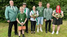 Das amtierende Königshaus (von links): Hauptmann Henning Otten, Kinderkönig Jonathan Müller, König Kai Schumacher, Königin Melissa von Oesen, Jugendkönig Matti von Oesen, Rainer Freye, Selina Lange.