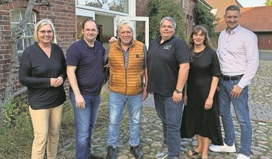 Blicken positiv auf das kommende Geschäftsjahr: 1. Vorsitzender Bastian Grimm (rechts) und 2. Vorsitzende Anja Kalski (links) mit weiteren Mitgliedern.