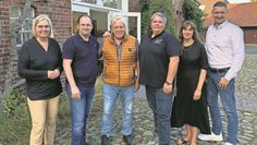Blicken positiv auf das kommende Geschäftsjahr: 1. Vorsitzender Bastian Grimm (rechts) und 2. Vorsitzende Anja Kalski (links) mit weiteren Mitgliedern.