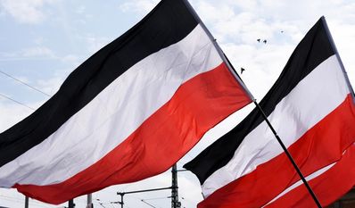 Die Gruppe der „Reichsbürger und Selbstverwalter“ wuchs auf 1.080 Personen, die der Rechtsextremen auf 1.690.