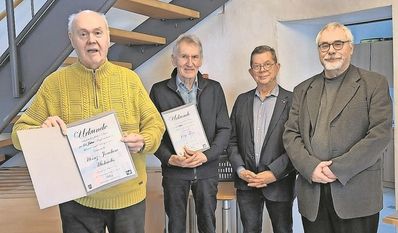 (v. l.) Heinz Johann Michaelis und Jörg Fitzer wurden durch die Vorsitzenden Henry Thölken und Ralf Buck mit der Urkunde ausgezeichnet.