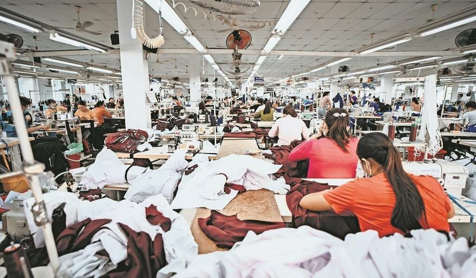 Die Näher:innen einer Textilfabrik sind meist unmenschlichen Bedingungen ausgesetzt.